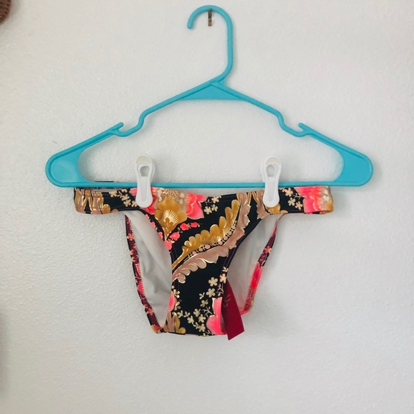 Bikini Bottom 👙 - Picture 2 of 7